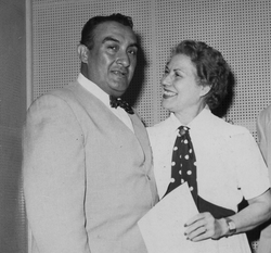 Pedro Vargas junto a Sol Pinelli en el programa radial Estrellas en la tarde, a finales de la década de los años cincuenta en Cuba.